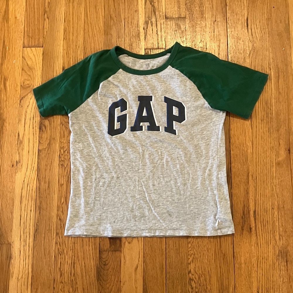 GAP Kids boys Gray Tee with Green Sleeves size large
